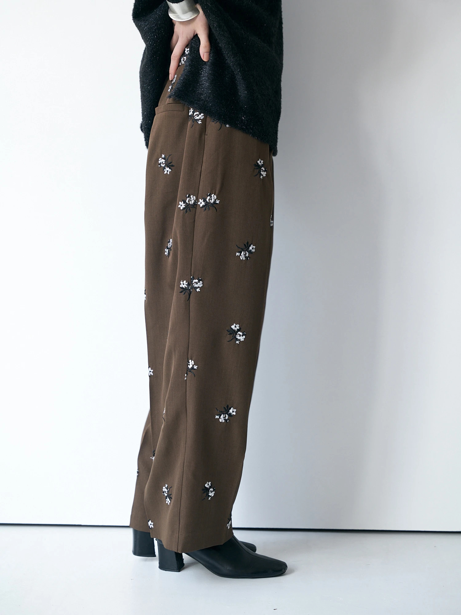 ちーこ様 45R 花柄ブラウンクロップドパンツ 花柄刺繍テーパードパンツ / Brown&Street（ブラウンアンド