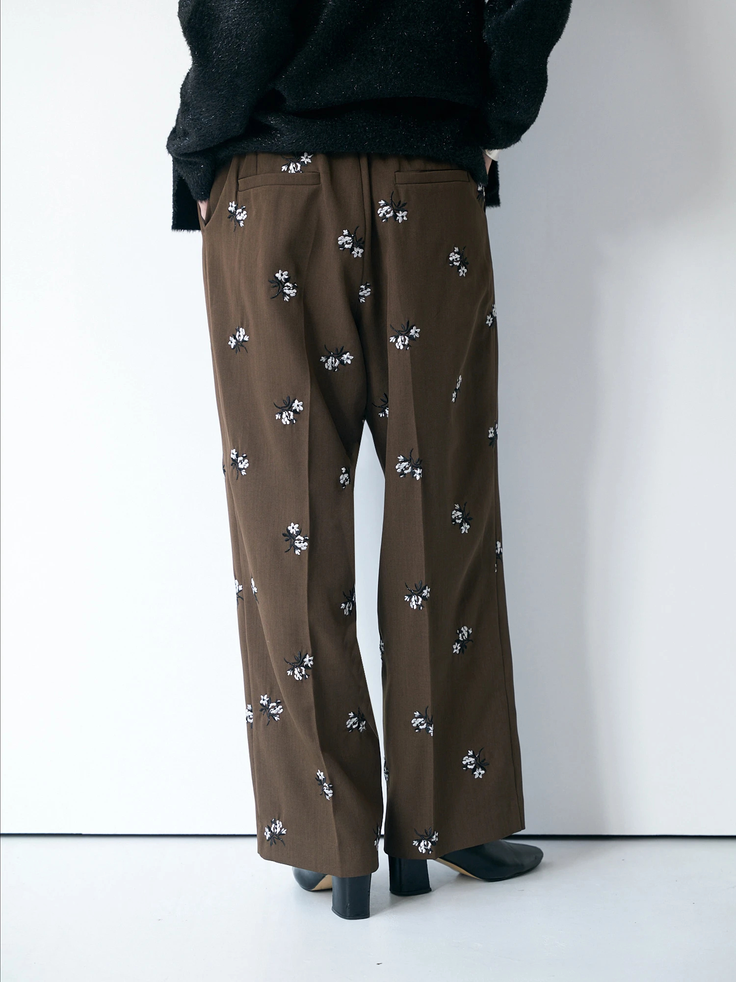 花柄刺繍テーパードパンツ / Brown&Street（ブラウンアンド