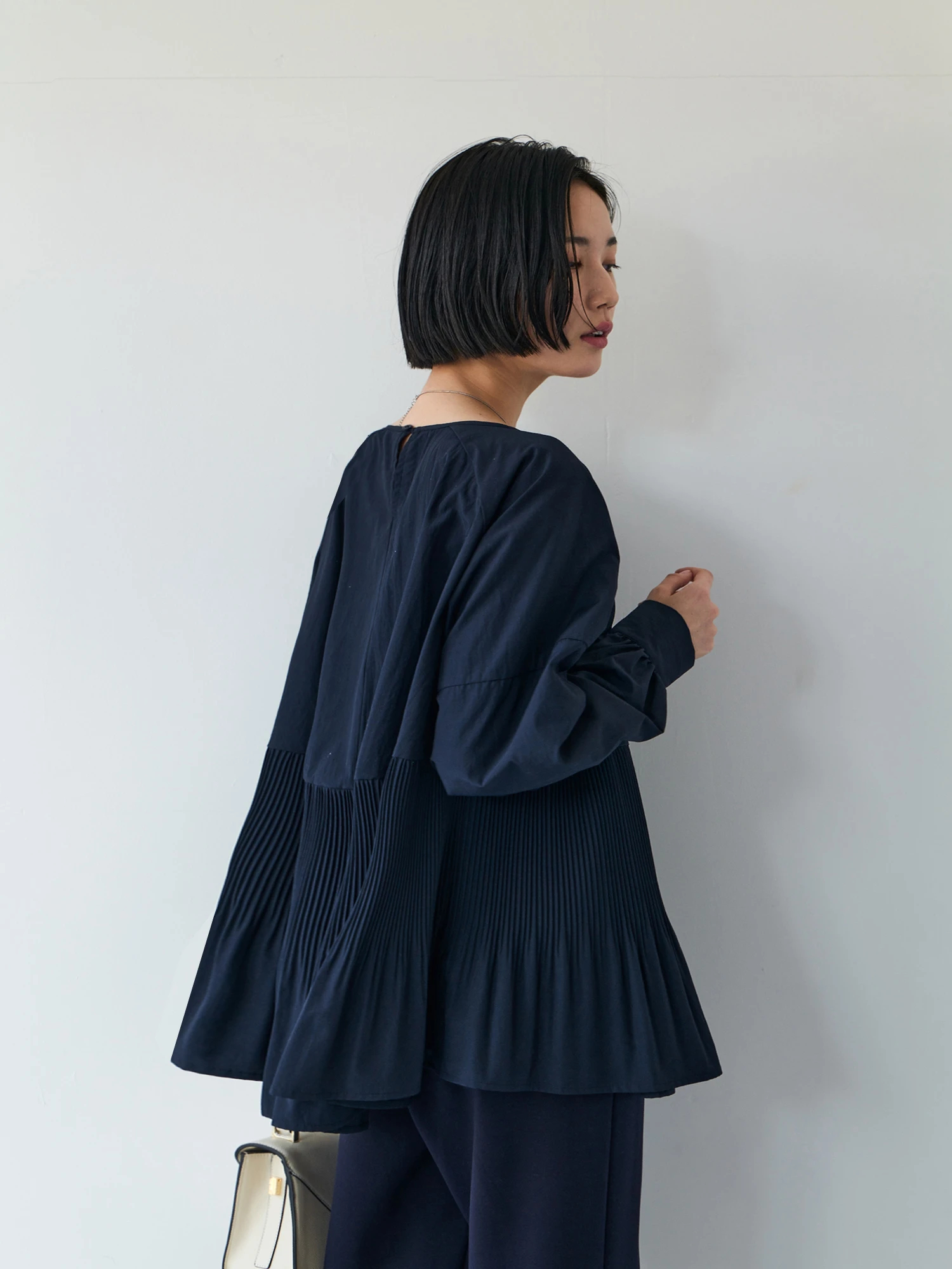 ブラウンアンドストリート Brown&Street エアリープリーツフレアブラウス （ダークネイビー） ブラウンアンドストリート Brown&Street エアリープリーツフレア
